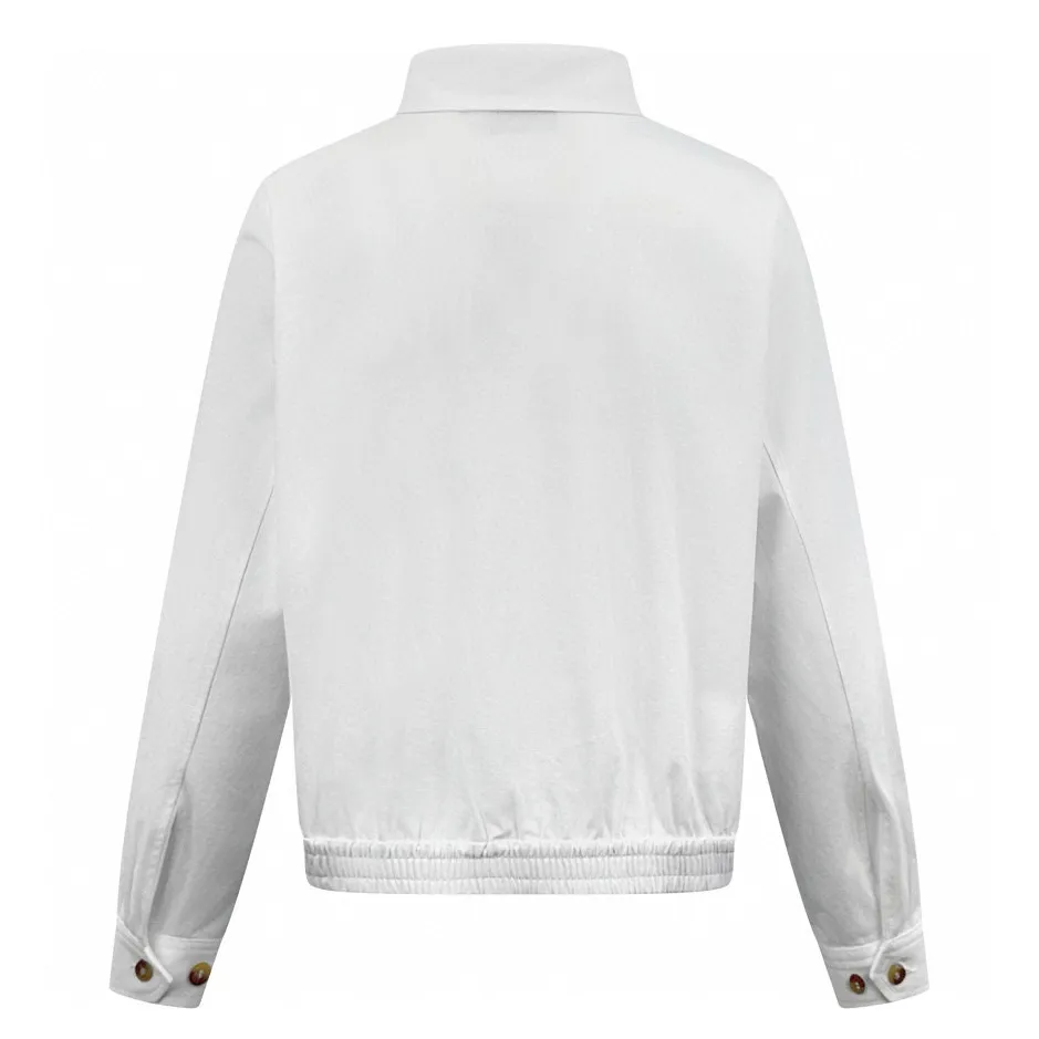 P460 Exclusive supply] Ralph Lauren pony embroidered zipper jacket (white). The original version was purchased for 4,161 and developed. The fabric is made of custom clouded white twill cotton. It is soft, silky and comfortable against the skin. Dressed in pure white, it exudes an innate elegance. The exquisite indigo pony logo is embellished. It is highly recognizable. It has an atmosphere of freedom and vitality. A symphony of pure and smart colors. Reconstruct the classic with a neat silhouette. Define modern relaxation with versatile genes, using imported machine embroidery technology. Use advanced computer control systems and precision mechanical components to achieve iconic pony embroidery operations. High precision. The lines are smooth and delicate. The template machine opens the bag. The preset template guides the position, shape and size of the bag. The accuracy ensures the quality of the bag opening effect. The hem is made in one go using a three-needle waist stretching machine. The special needle position and feeding mechanism of the machine are used to sew the elastic band and the fabric together in the same process. The three-needle design is more solid. It can distribute pressure evenly, ensure that the elastic band and the fabric are closely attached, and the fabric has been washed carefully to have a better hand feel and texture, not easy to deform, not easy to shrink, not easy to fade, and maintain long-term beauty. Size:S/M/L/XL